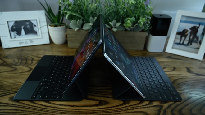 iPad Pro 12,9 дюйма на клавиатуре Magic Keyboard (слева) и фолио Smart Keyboard (справа)