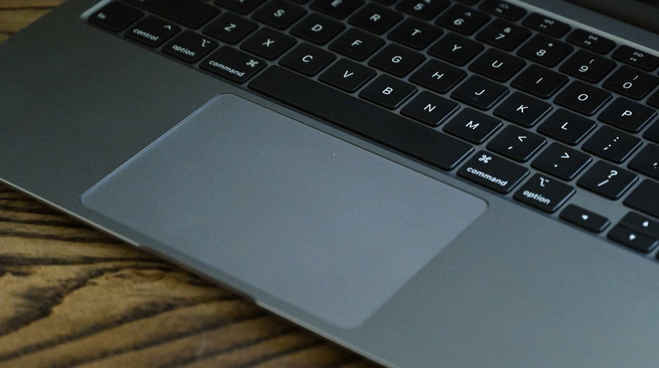 Вся подставка для рук MacBook Pro может использоваться в качестве подсветки трекпада