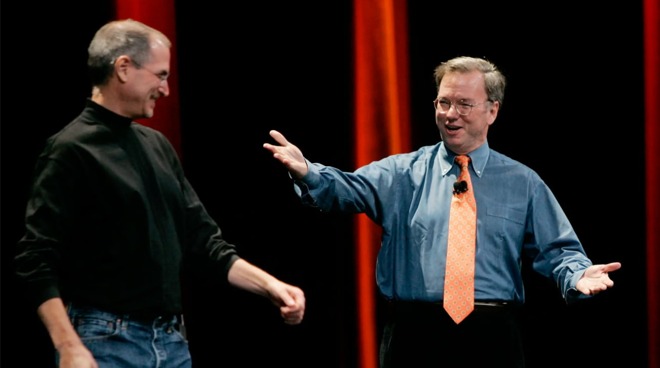 Эрик Шмидт (справа) с соучредителем Apple Стивом Джобсом в 2007 году