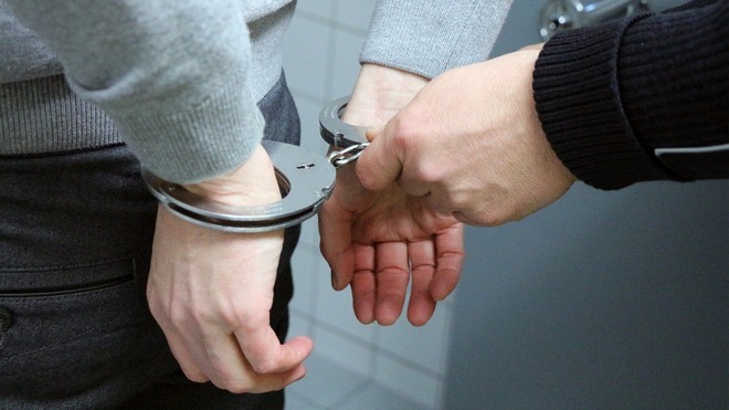 Человек в наручниках (фото любезно предоставлено Pixabay)