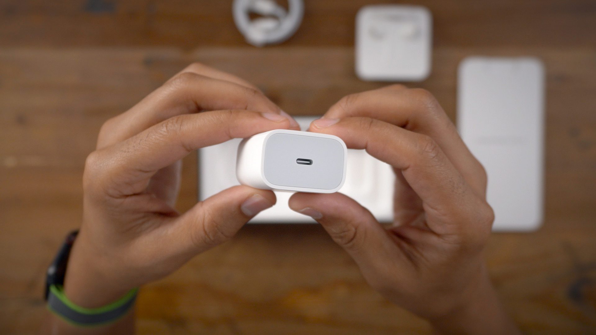 Куо: Apple не будет включать наушники или зарядное устройство в коробке iPhone 12