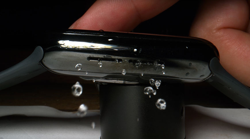 Сверхскоростная съёмка видео подчеркивает функцию выброса воды Apple Watch