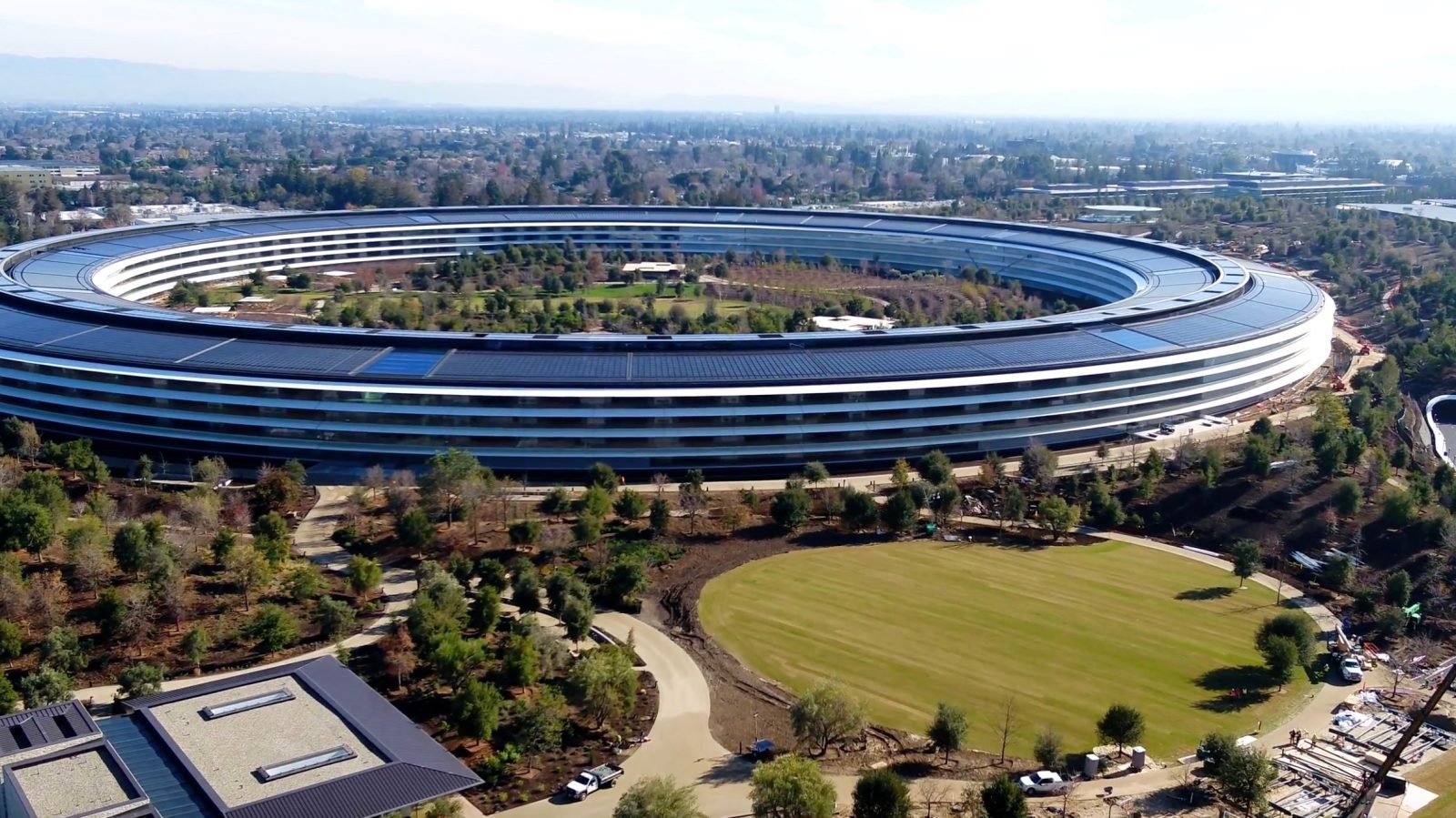 Apple не планирует полного возвращения в офисы в США в этом году, больше