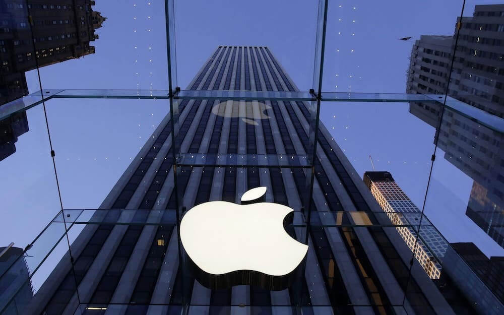 Apple впервые закрыла торги выше 2 триллионов долларов