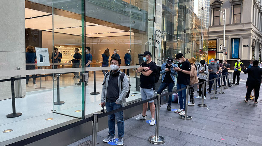 Покупатели выстраиваются в очередь за iPhone 12 по мере поступления предварительных заказов