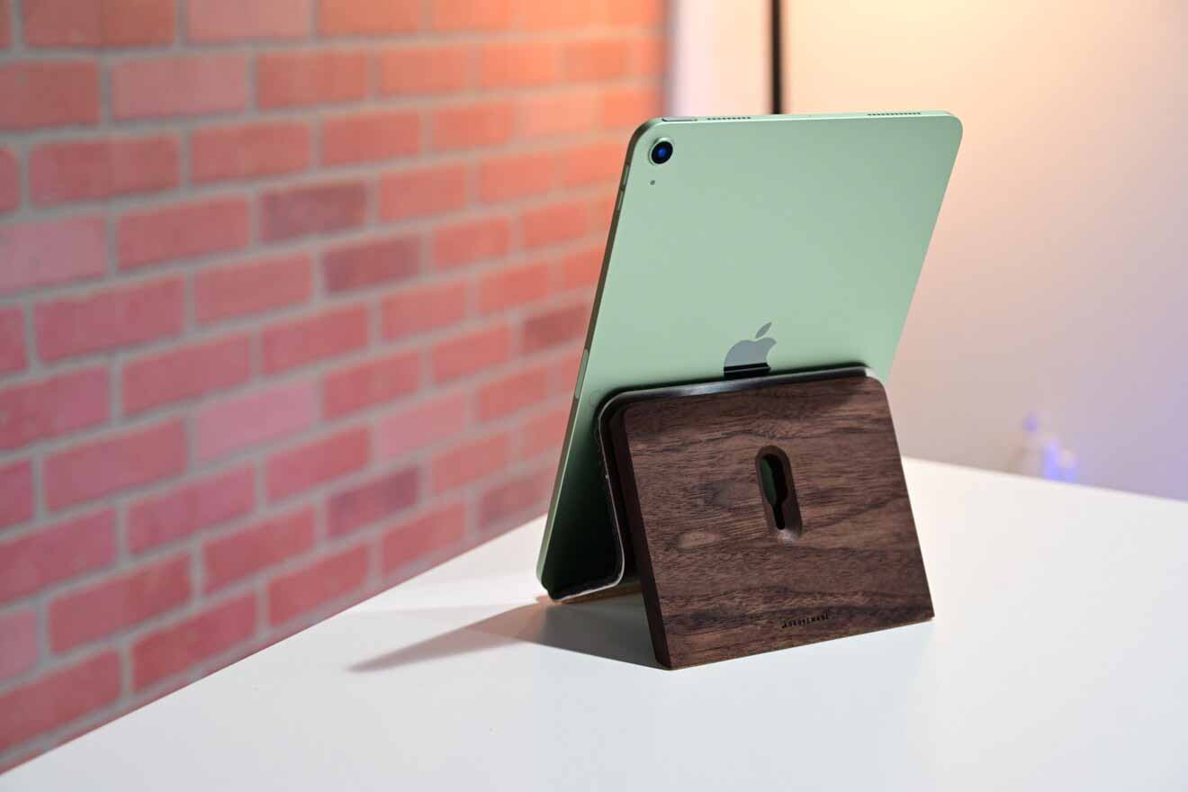 Обзор: подставка для iPad из орехового дерева и стали Grovemade принадлежит нашему столу