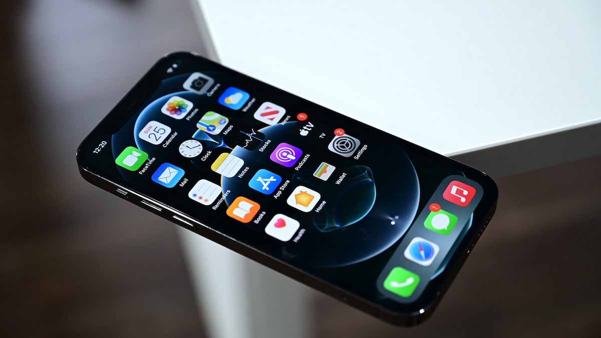 Apple начала раннюю работу над складным iPhone, тестируя экранный Touch ID для iPhone 13