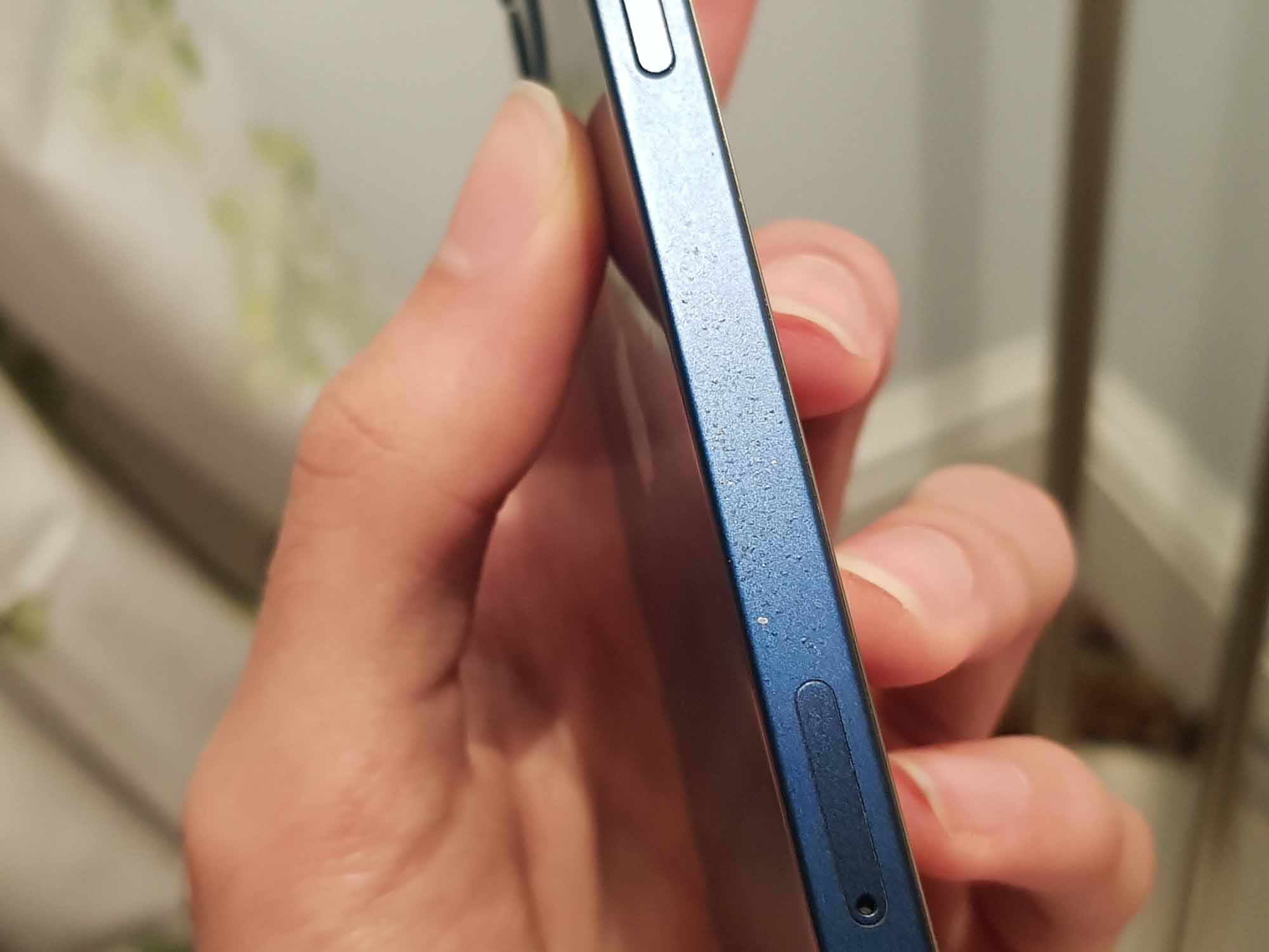 В отчете говорится, что алюминиевые края iPhone 12 могут иметь дефект обесцвечивания