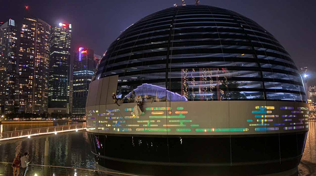 Тим Кук отмечает 40-летие Apple в Сингапуре