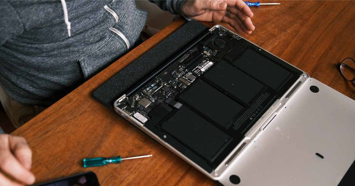 В отчете подробно описаны условия труда в «потогонной мастерской» на предприятии, где ремонтируется много компьютеров Mac.