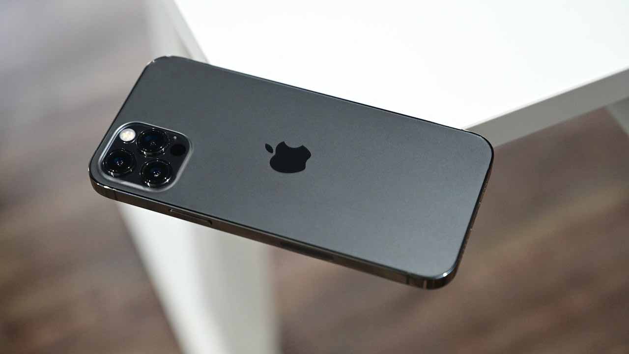 Apple продолжает расследование не исправленных недостатков безопасности в iOS 15