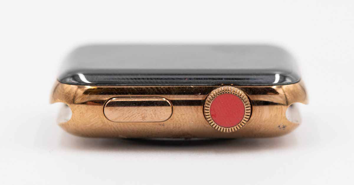 Прототип показывает сотовый телефон, красную корону и золотую сталь, изначально запланированные для Apple Watch Series 2