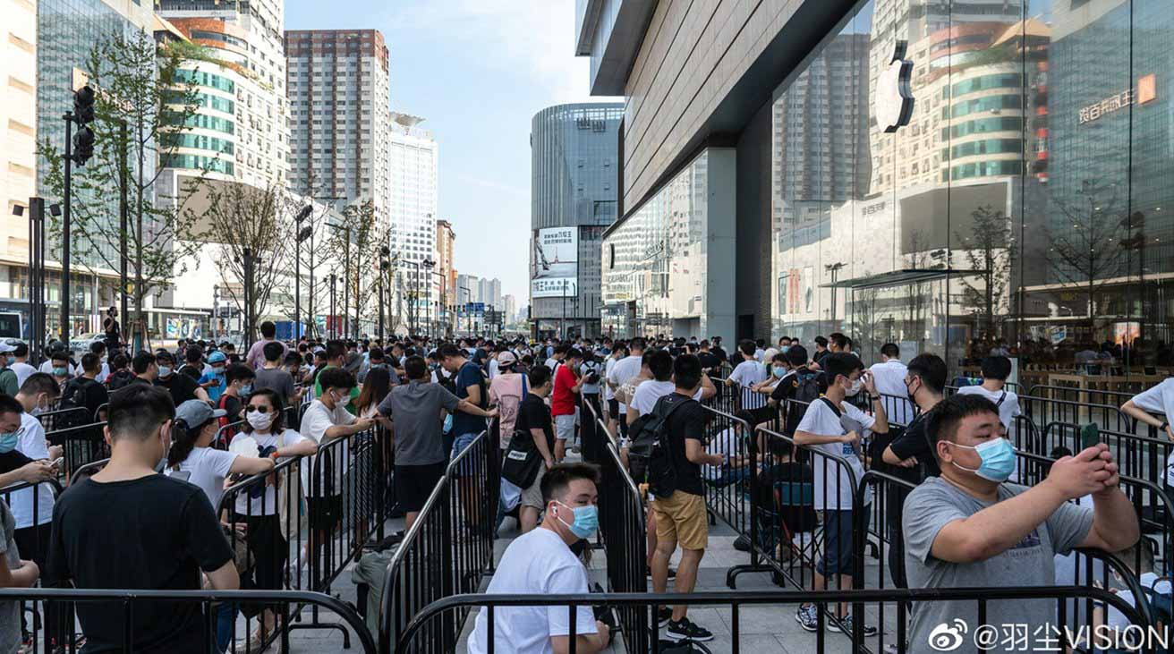 Толпы людей собираются на открытие Changsha Apple Store