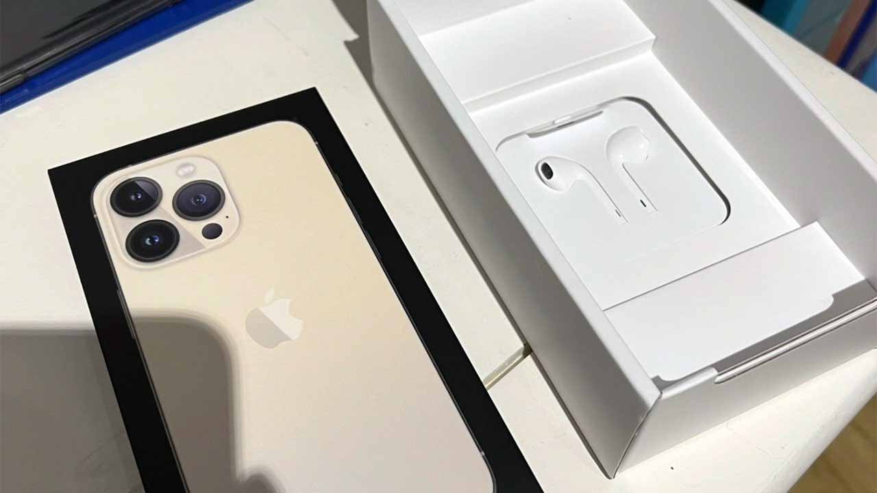 Apple продолжает поставлять EarPods покупателям iPhone во Франции