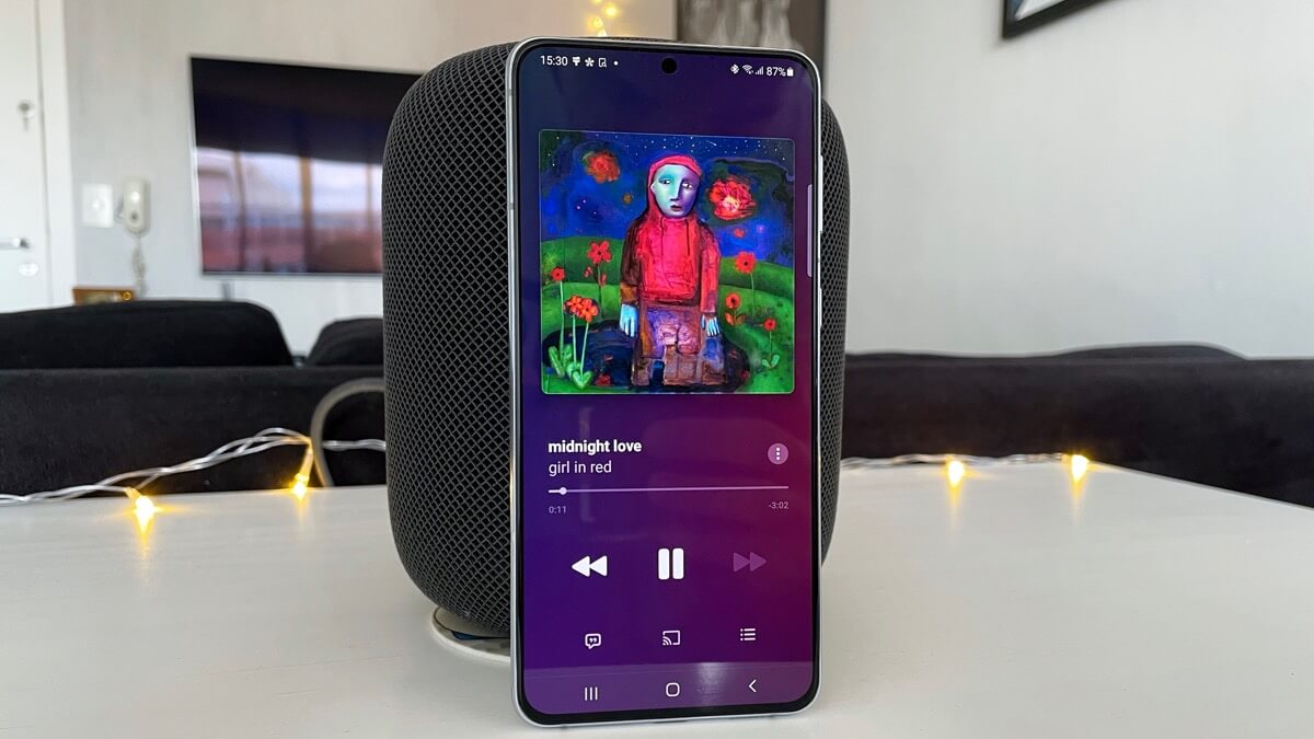 Приложение Apple Music, работающее на телефоне Android.