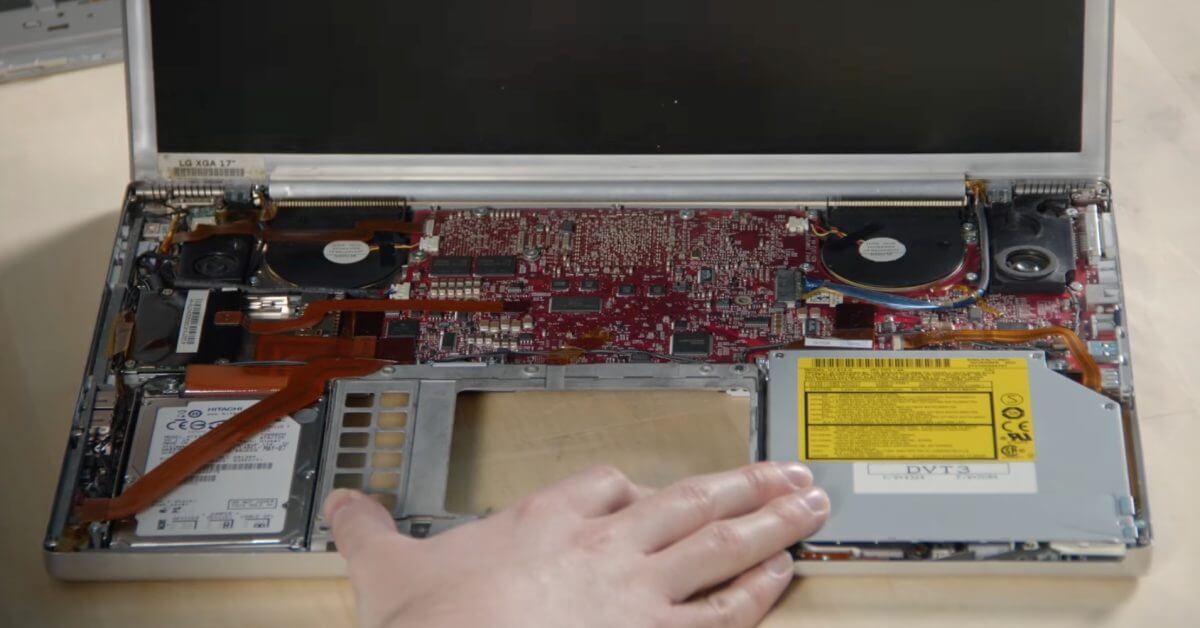 Вот редкий взгляд на 17-дюймовый прототип PowerBook G4 с красивой красной логической платой. [Video]