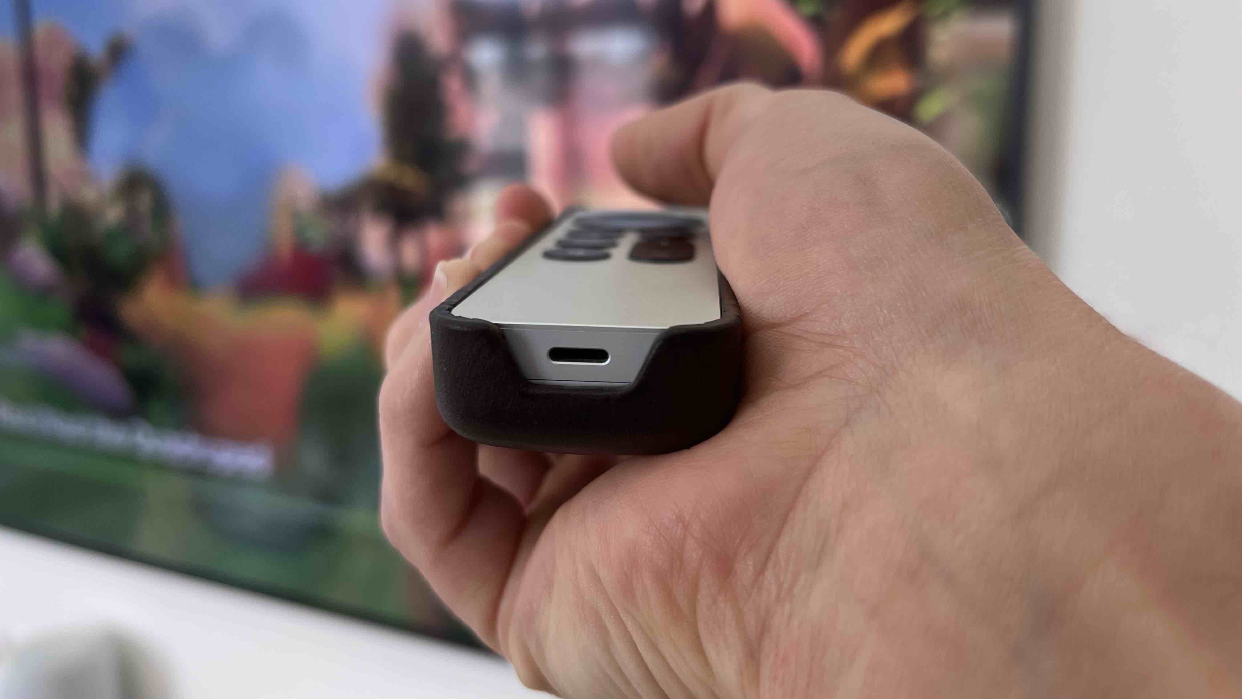Кожаный чехол для пульта Apple TV Remote в руке