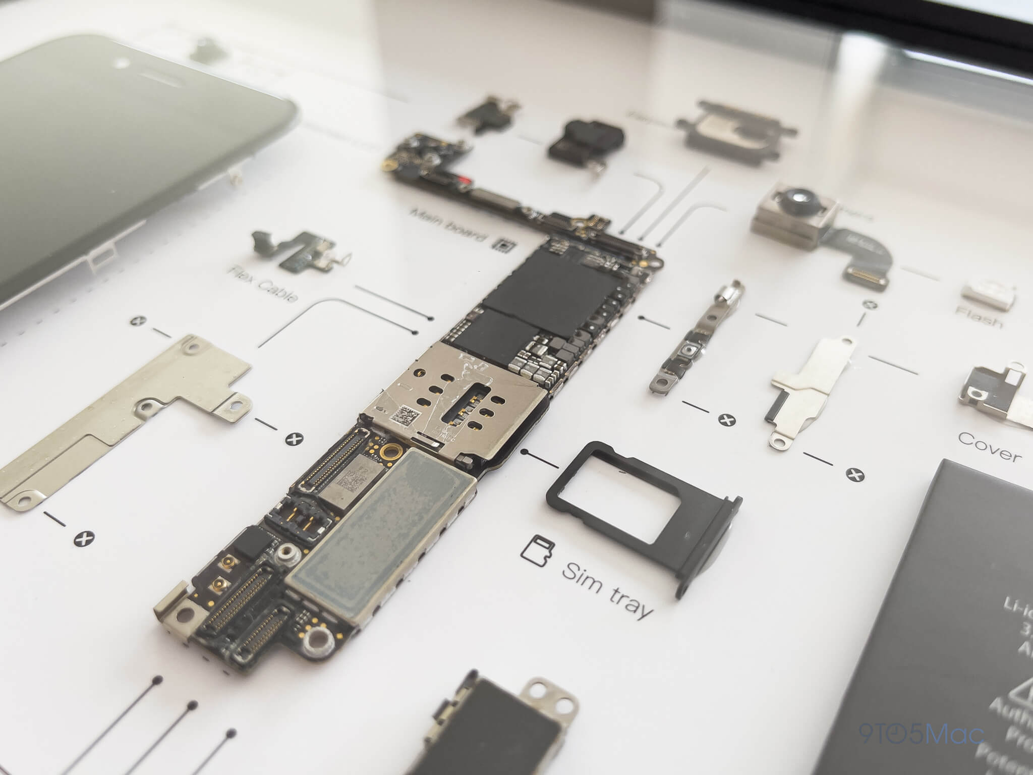 GRID iPhone 7 и его внутренние компоненты.