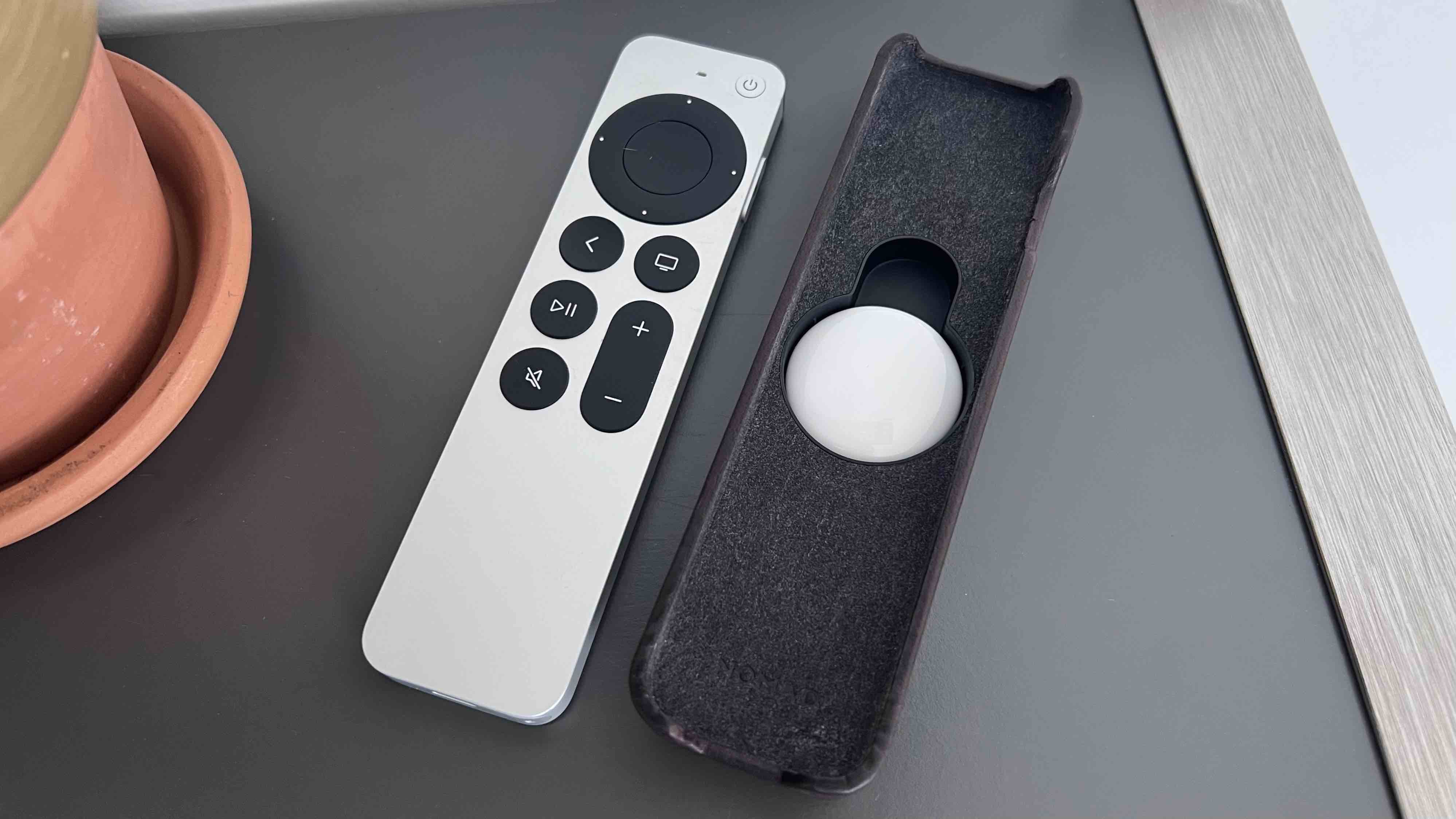Кожаный чехол Nomad для Apple TV Remote interior
