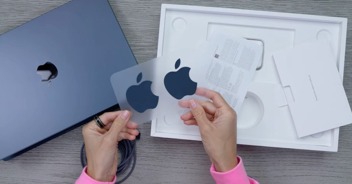 MacBook Air M2 поставляется с соответствующими наклейками Apple