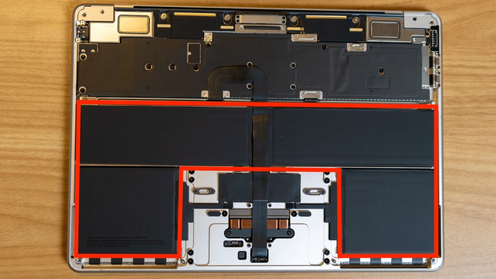Внутреннее устройство M2 MacBook Air с батареей, обведенной красным