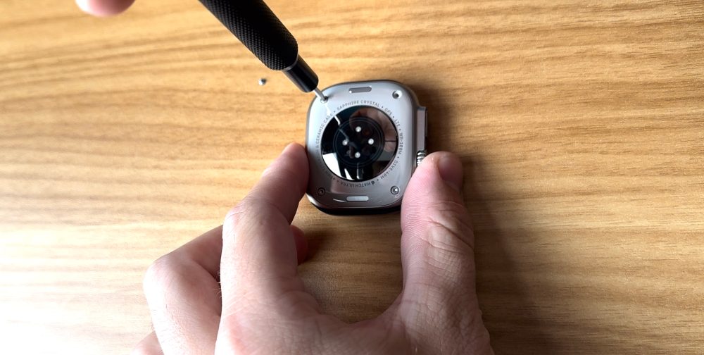 Откручивание задней части Apple Watch Ultra