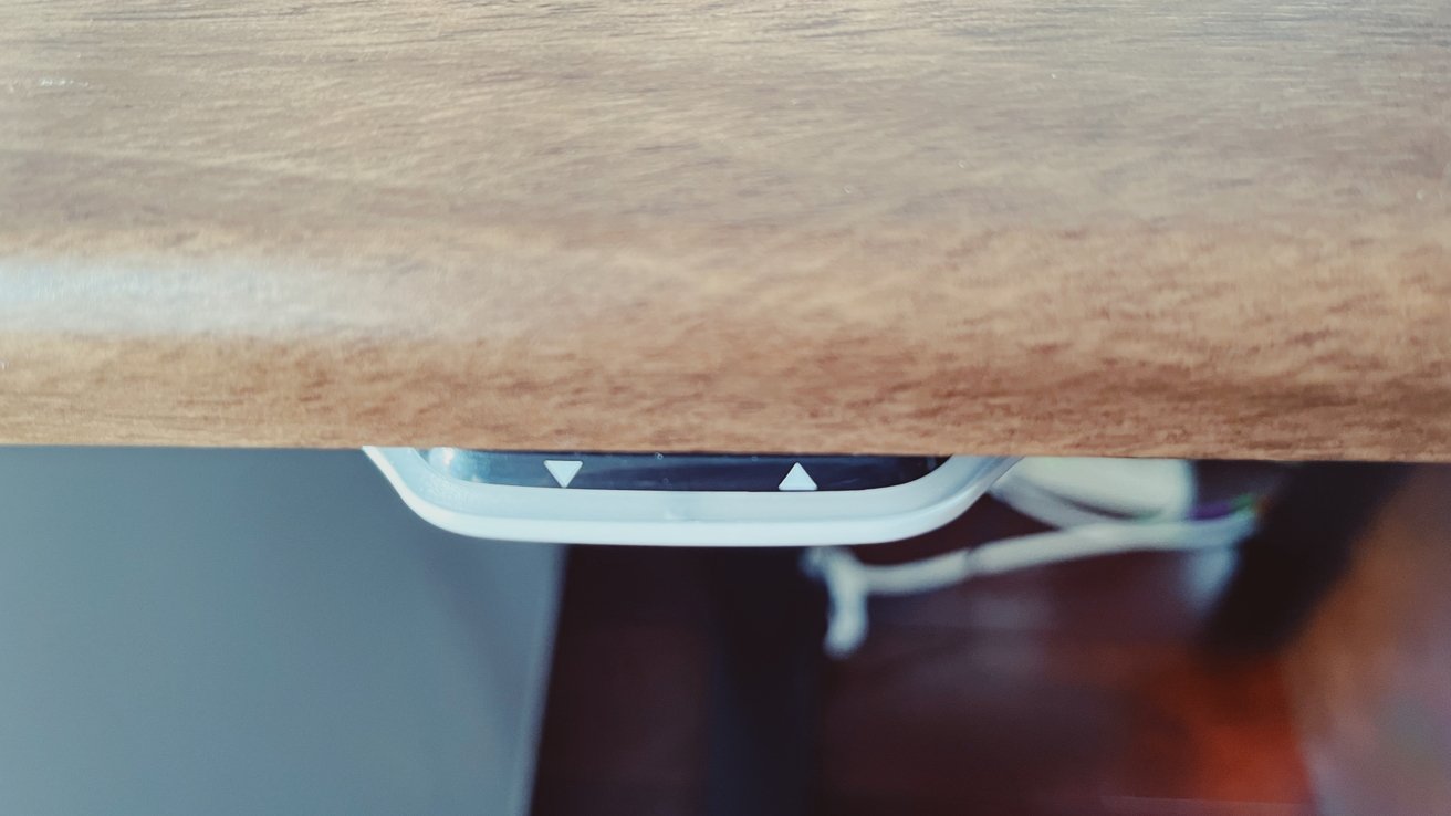 Конструкция с двумя кнопками позволяет поднимать и опускать стол на идеальную высоту.