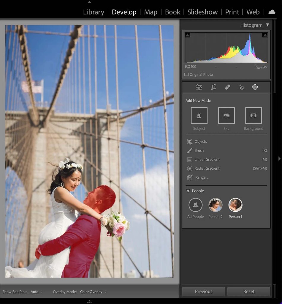 Фотография молодоженов на мосту с женихом, выбранным с помощью нового инструмента «Выбрать людей» в Adobe Lightroom.