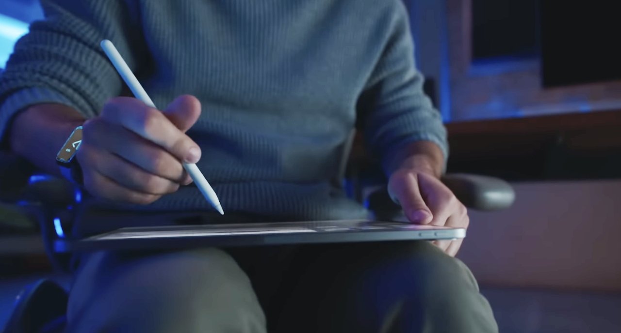 Вам даже не нужно подходить к Apple Pencil очень близко, чтобы M2 iPad Pro среагировал.