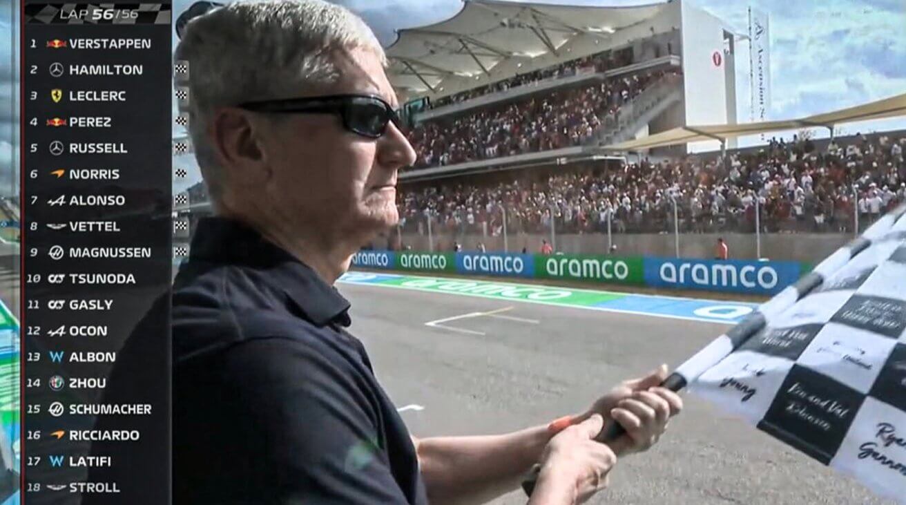 Тим Кук медленно машет клетчатым флагом на Гран-при США