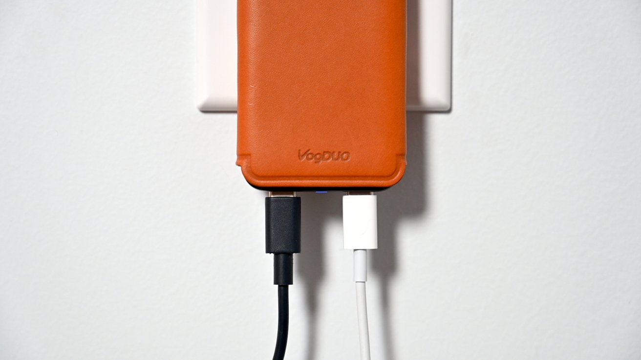 Вы можете использовать два порта USB-C для одновременной зарядки MacBook Air и iPhone. 