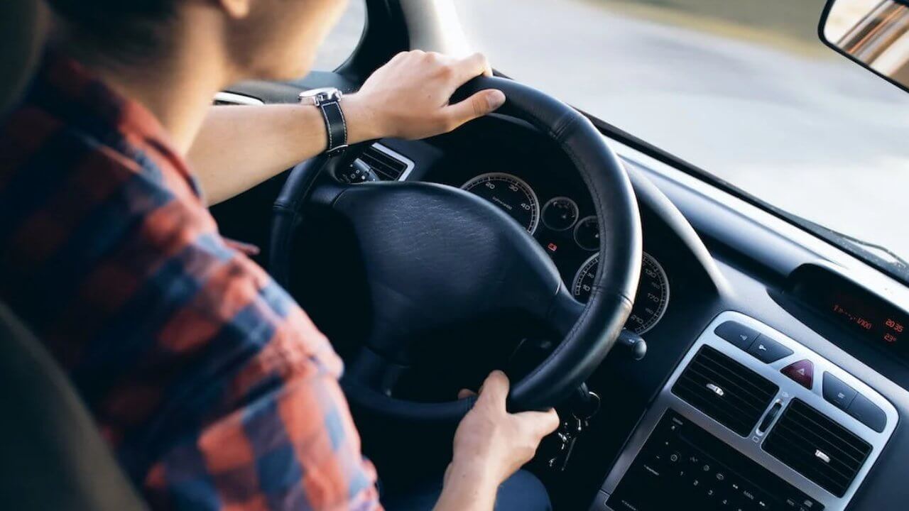 Как использовать «Фокус вождения» для автоматического ответа во время вождения