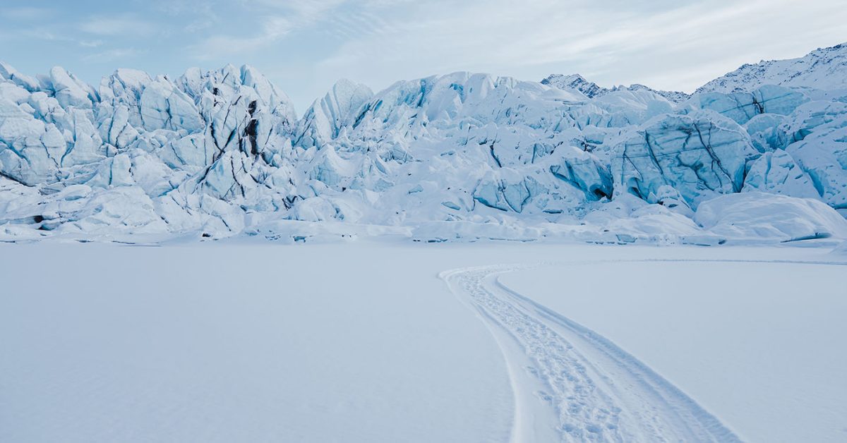 Использование экстренной помощи SOS через спутник спасло снегоходчика на Аляске