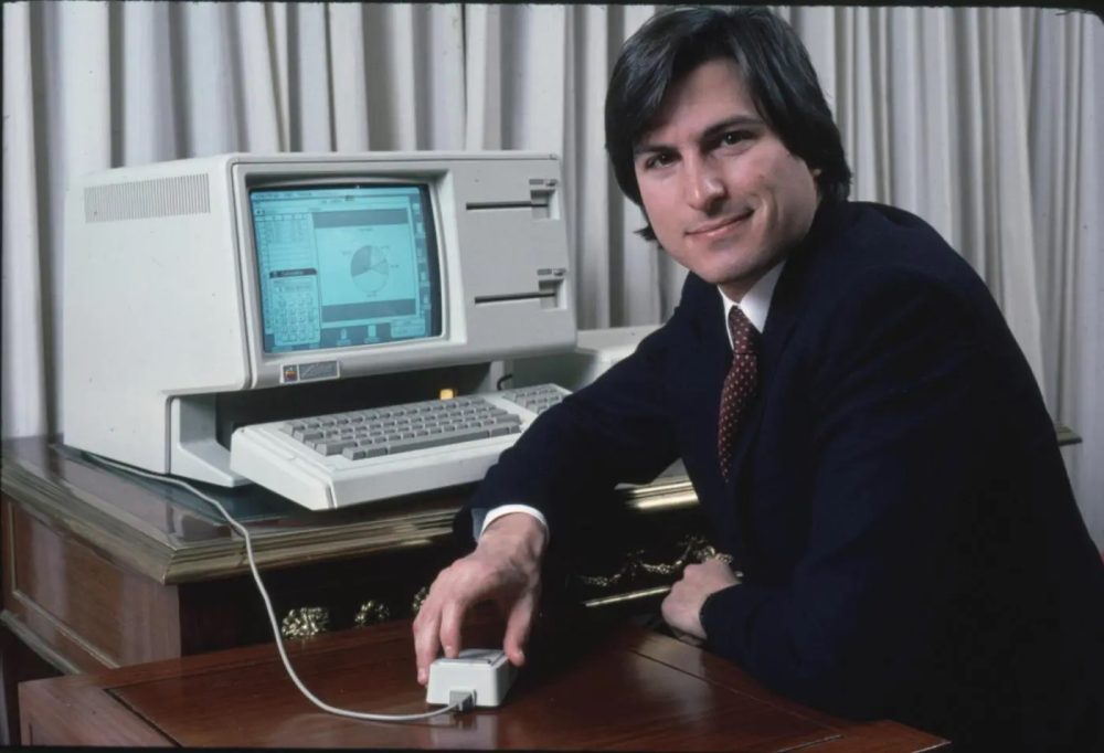 Стив Джобс с компьютером Lisa от Apple (1983 г.)