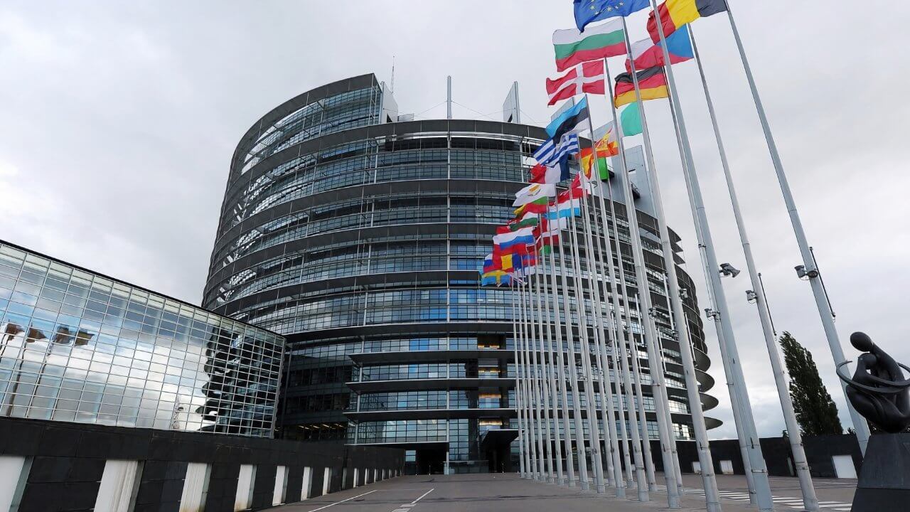 ЕС хочет ударить по крупным технологиям и стримерам законопроектом о строительстве 5G