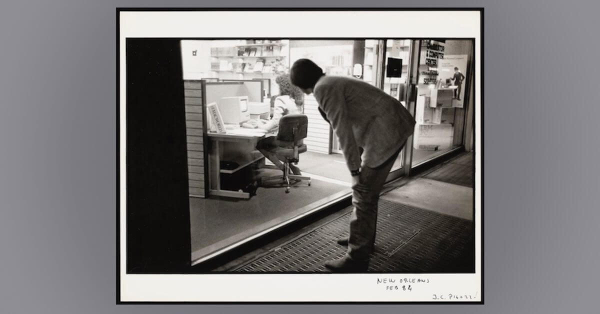 Архив Стива Джобса делится особой фотографией на память о покойном соучредителе Apple с Mac в 1984 году.
