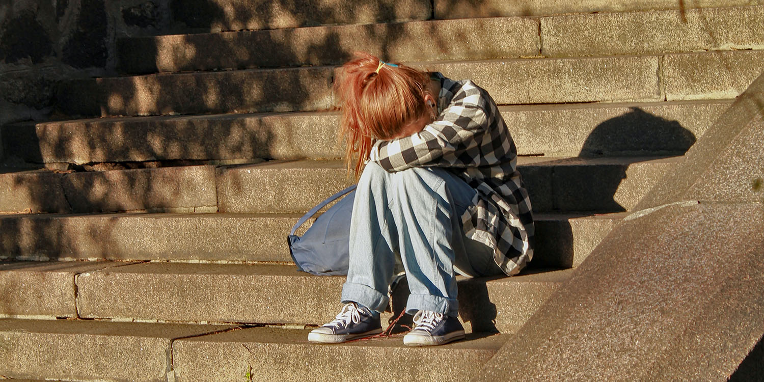 Психическое здоровье девочек-подростков |  Грустная девушка на ступеньках