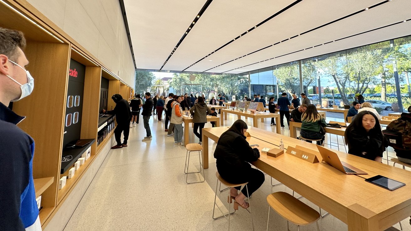 Apple Irvine Spectrum уютнее, чем некоторые из его крупных магазинов