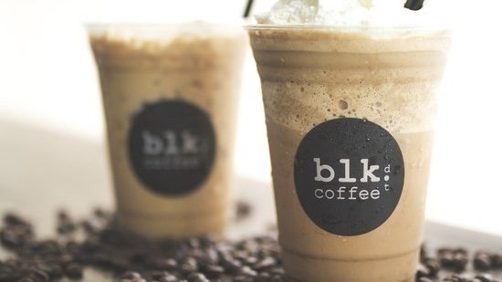 Кофе BLK dot известен своим вьетнамским кофе со льдом и не для слабонервных: этот напиток содержит 5 порций эспрессо!