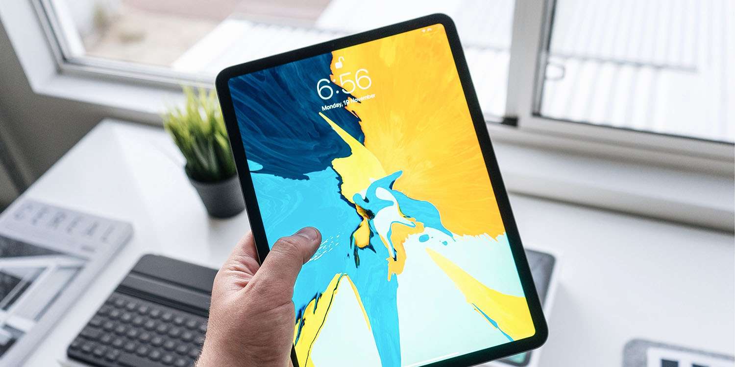 Первый iPad с OLED-дисплеем |  iPad Pro держится в руке над столом