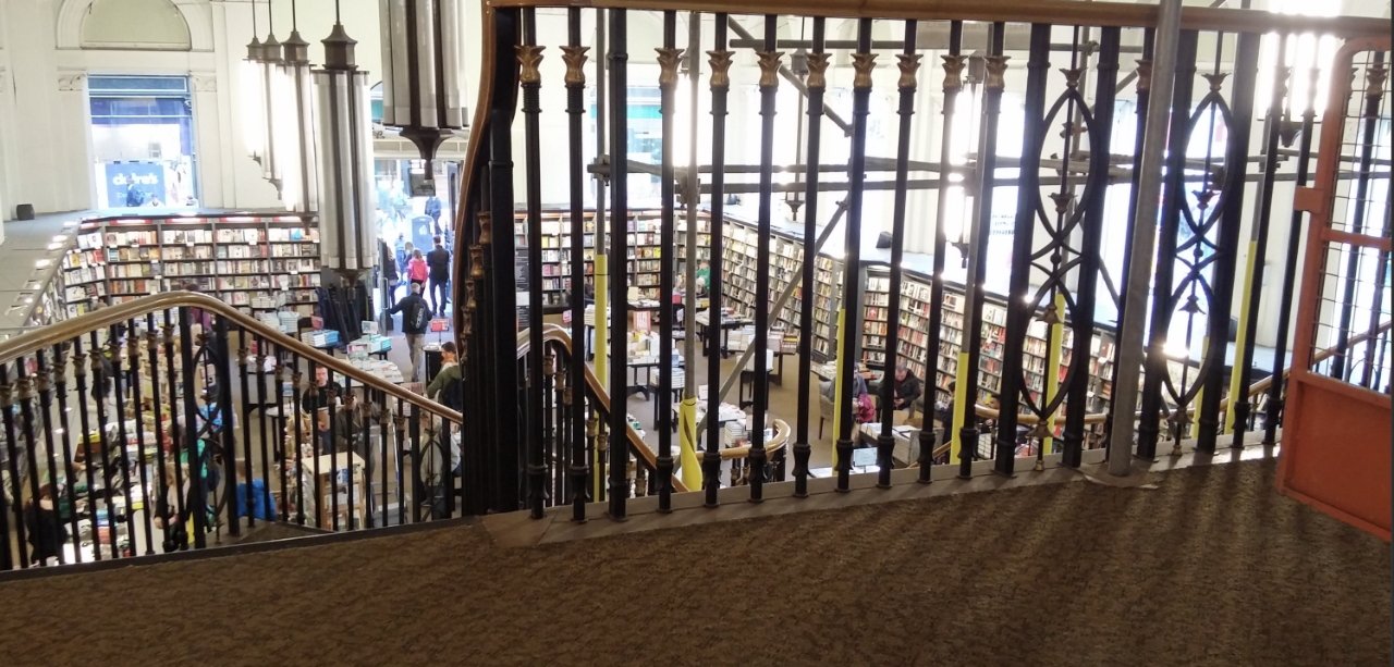 Как это было раньше.  Вид с лестницы в книжном магазине Waterstones, незадолго до его закрытия в 2015 году. (Источник: Flickr)