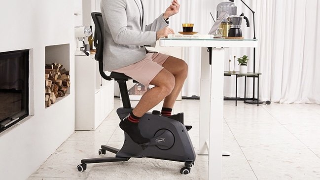 Sit2Go лучше всего подходит для более высоких столов, чтобы колени могли удобно перемещаться под ним.  Sit2Go не рекомендуется для высоких людей.
