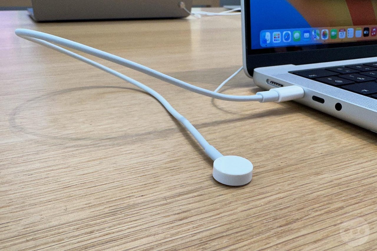 MacBook Pro подключен к одной из новых зарядных плат на столе (источник: Consomac)