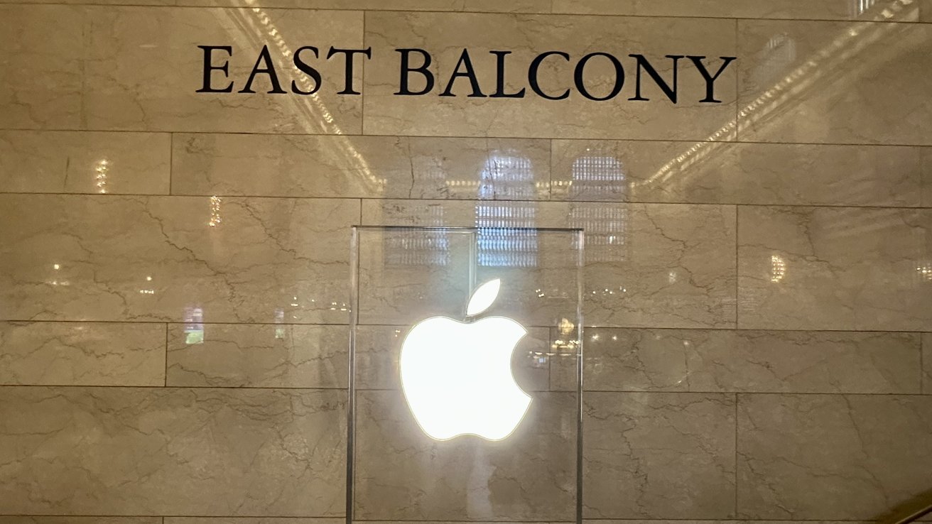 Логотип Apple расположен на лестнице