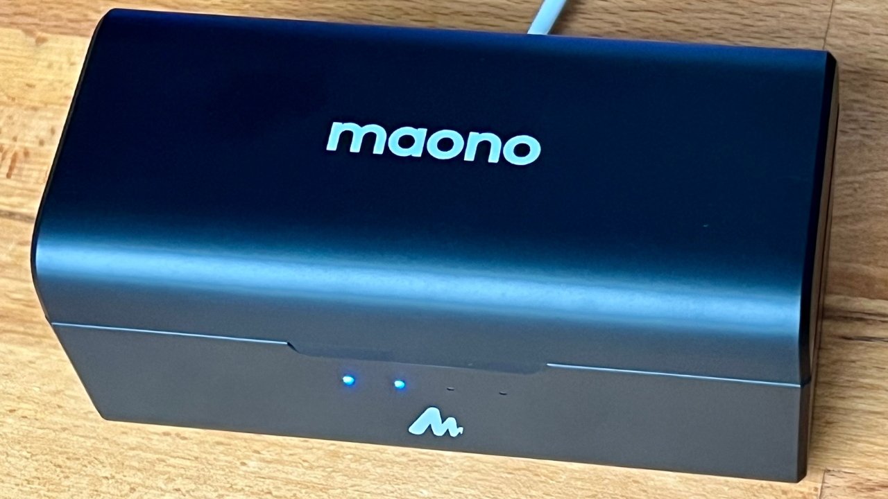 Беспроводная микрофонная система Maono WM821 поставляется с чехлом для зарядки