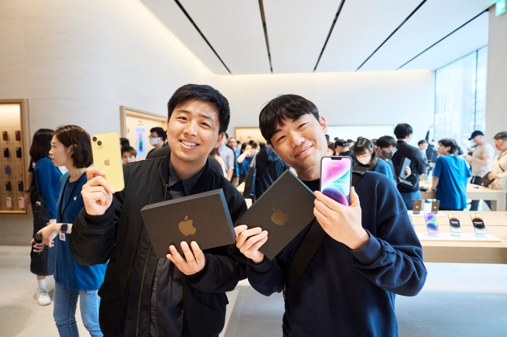 Apple открывает новый магазин в районе Каннам в Южной Корее с уникальным стеклянным фасадом