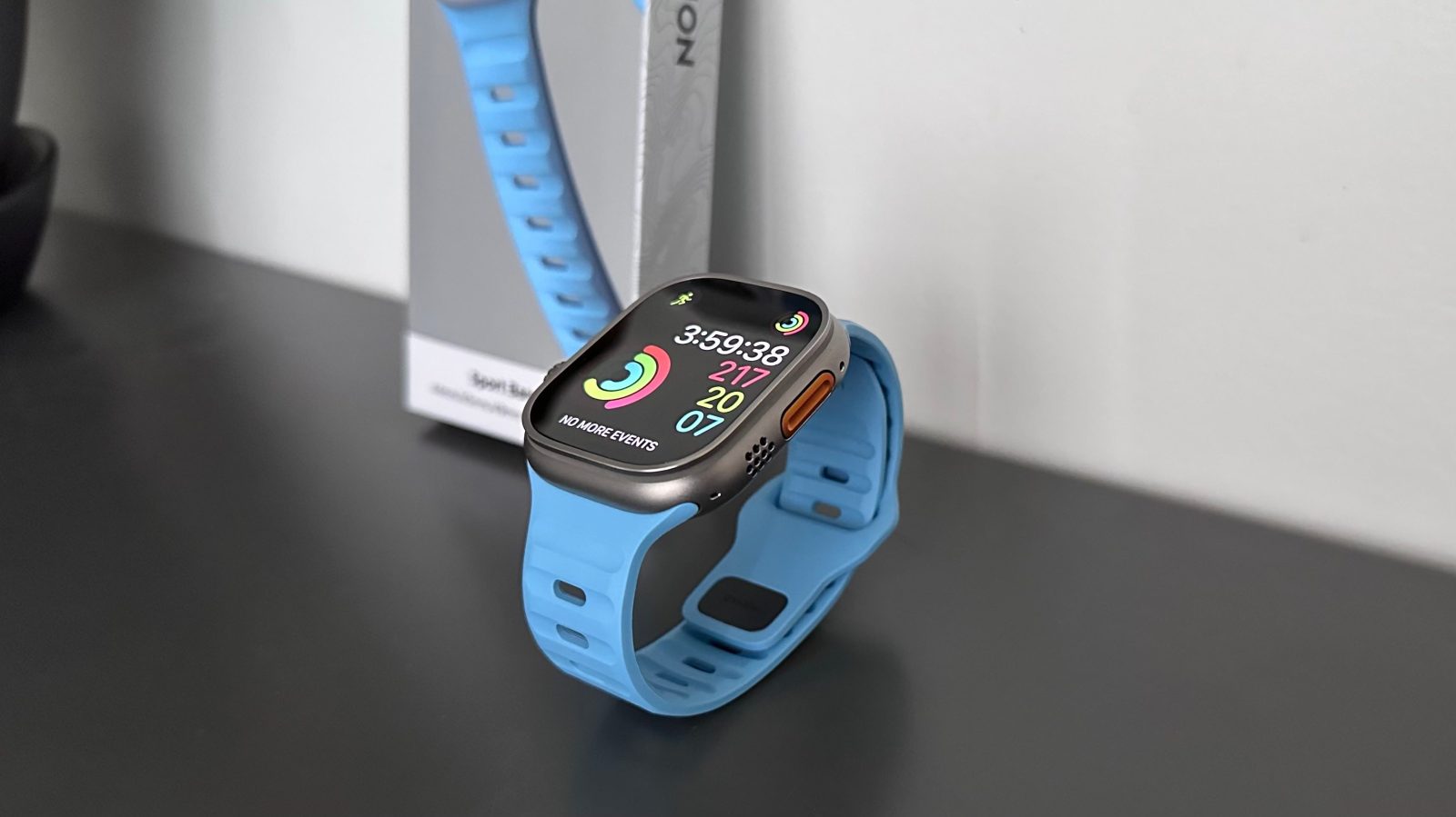 Часы Apple Watch с синим спортивным ремешком Nomad Electric