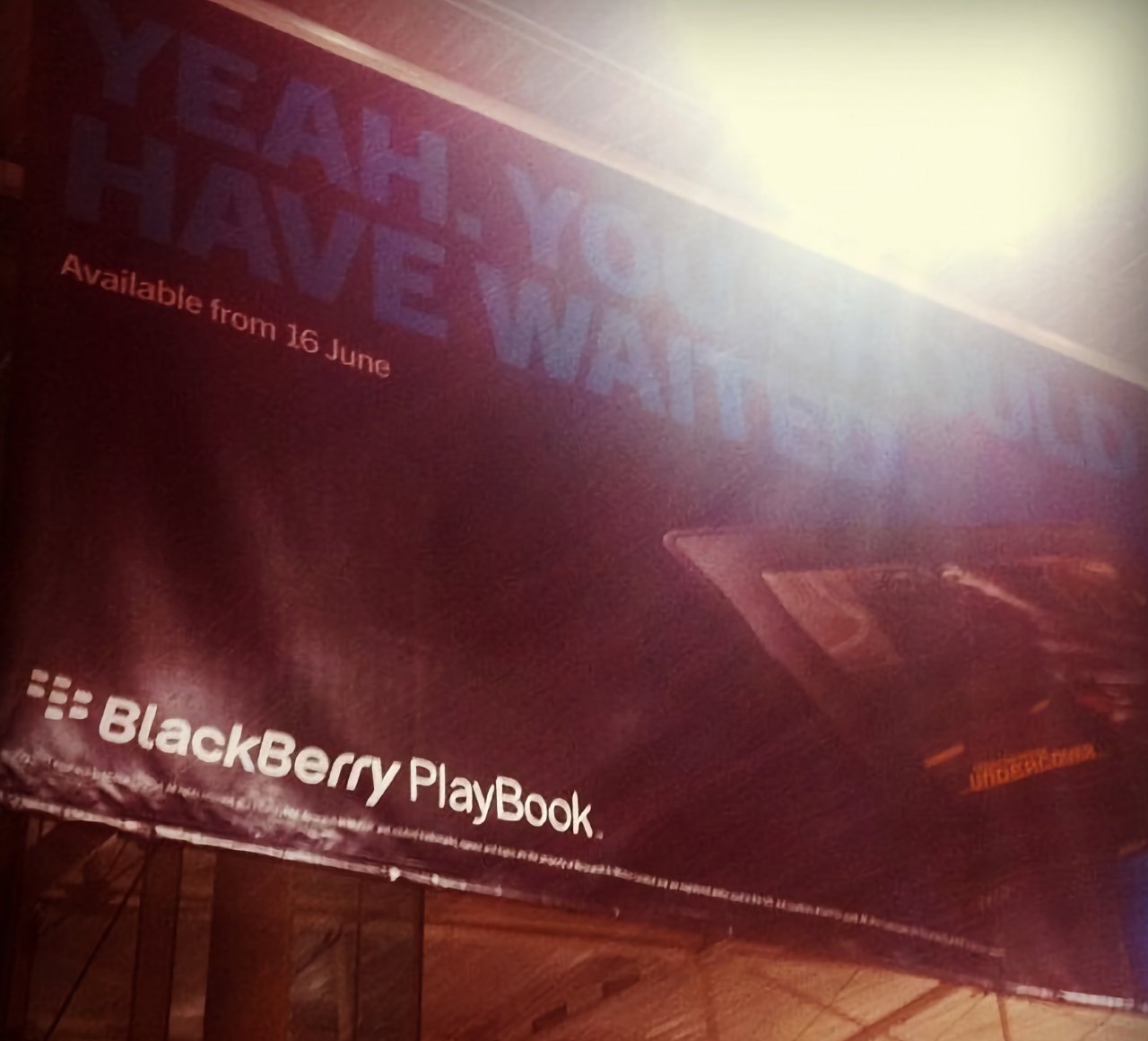 Ужасно опрометчивая реклама BlackBerry для провального Playbook.  (Источник: Обзор мобильной индустрии)