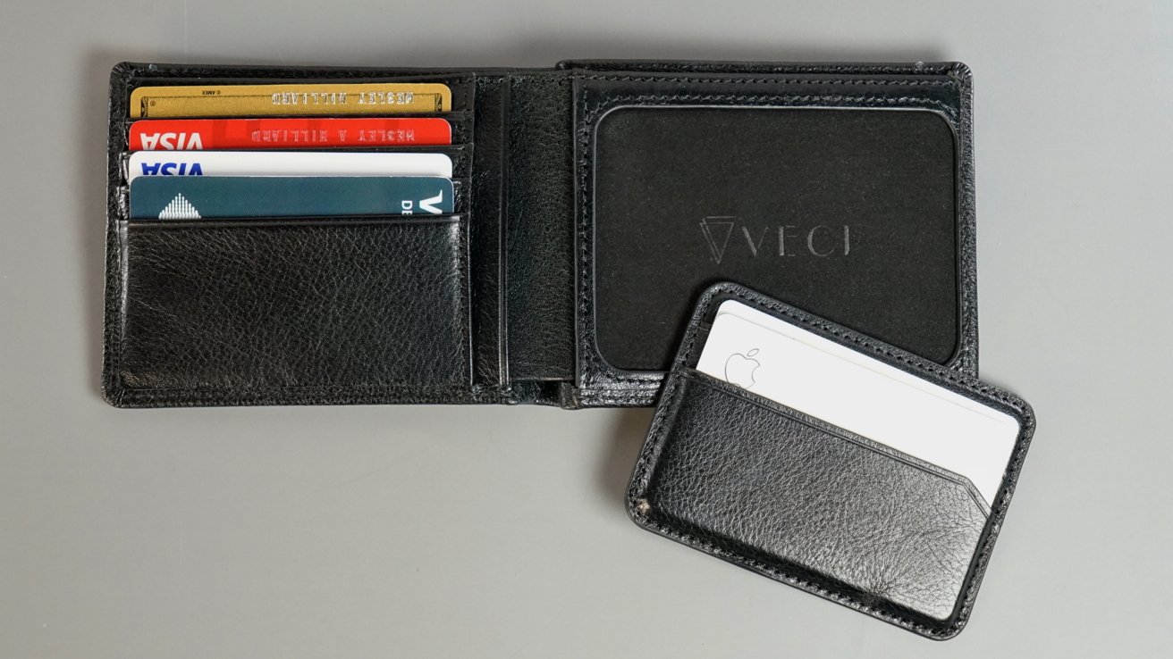 Съемный бумажник MagSafe внутри большего двойного сложения.