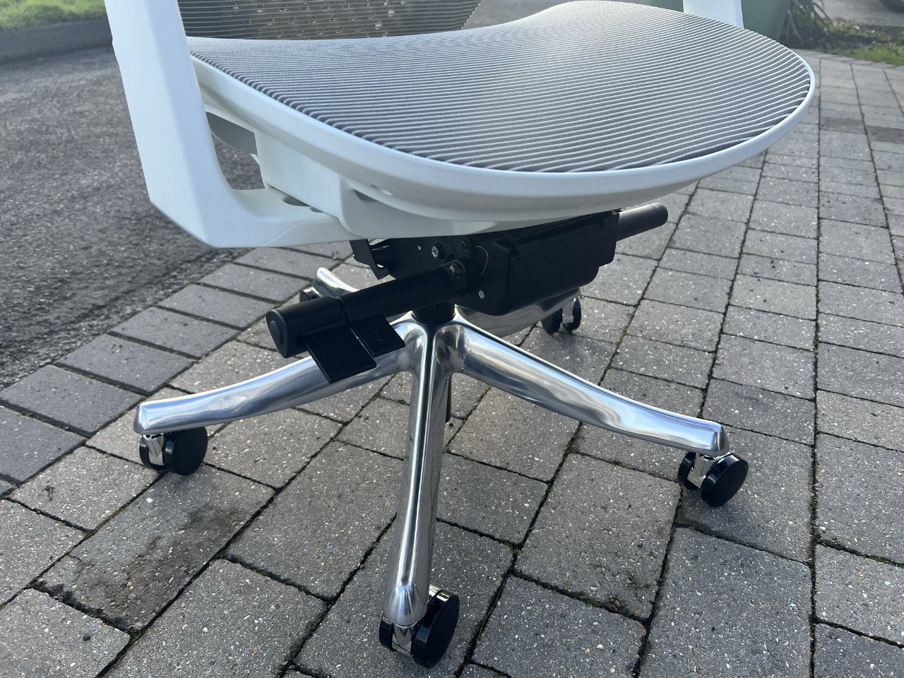 Пластиковая верхняя часть делает кресло легким для перемещения, а металлическое основание придает ему вес и поддержку.